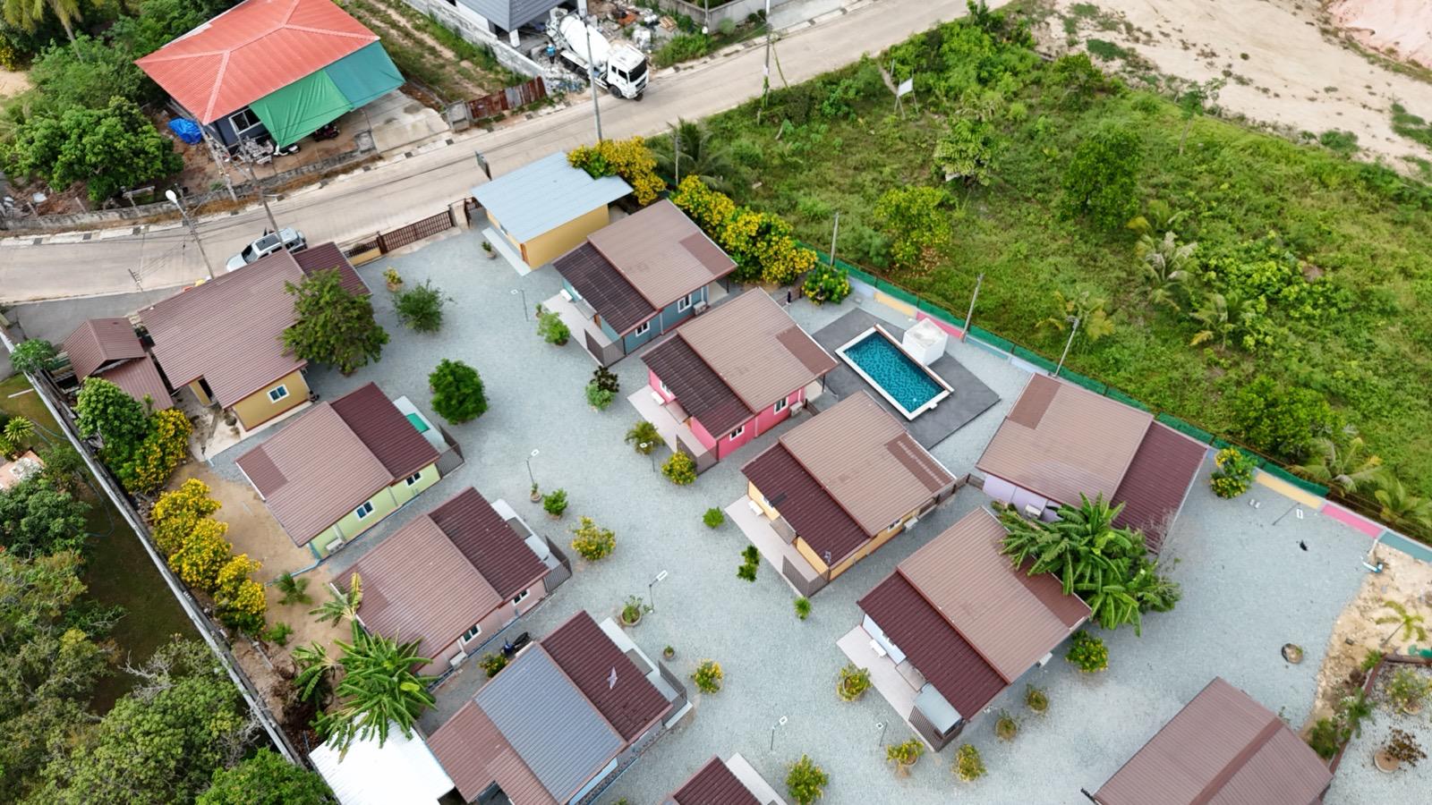 Luftaufnahme der Bungalows mit Pool