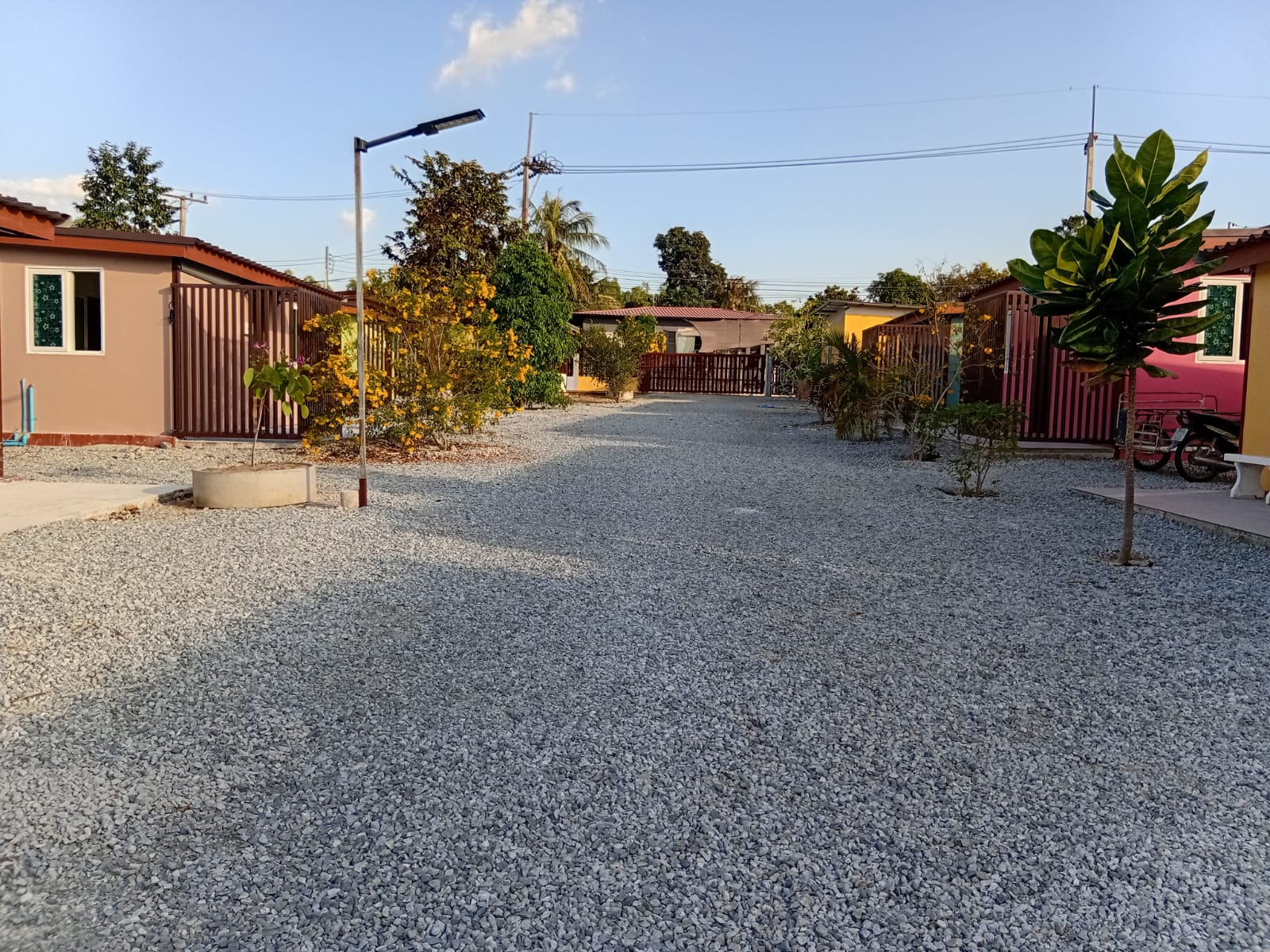 Innenhof mit mehreren Bungalows